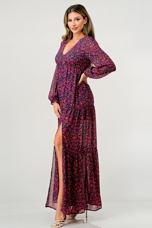 Vestido maxi floral de manga larga con escote en V, falda escalonada y abertura lateral