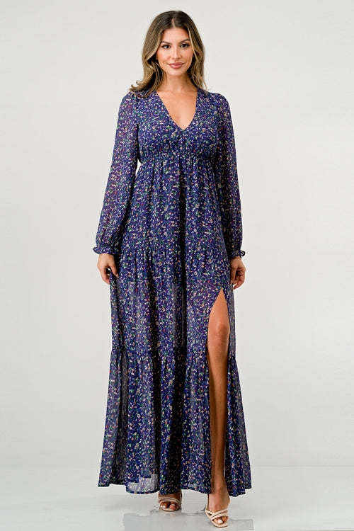 Vestido maxi floral de manga larga con escote en V, falda escalonada y abertura lateral
