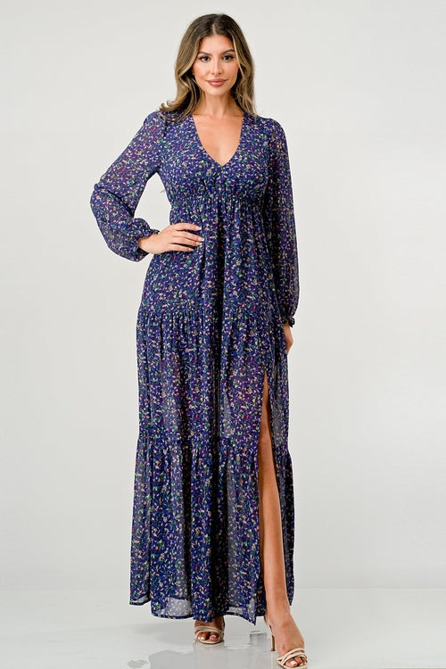Vestido maxi floral de manga larga con escote en V, falda escalonada y abertura lateral