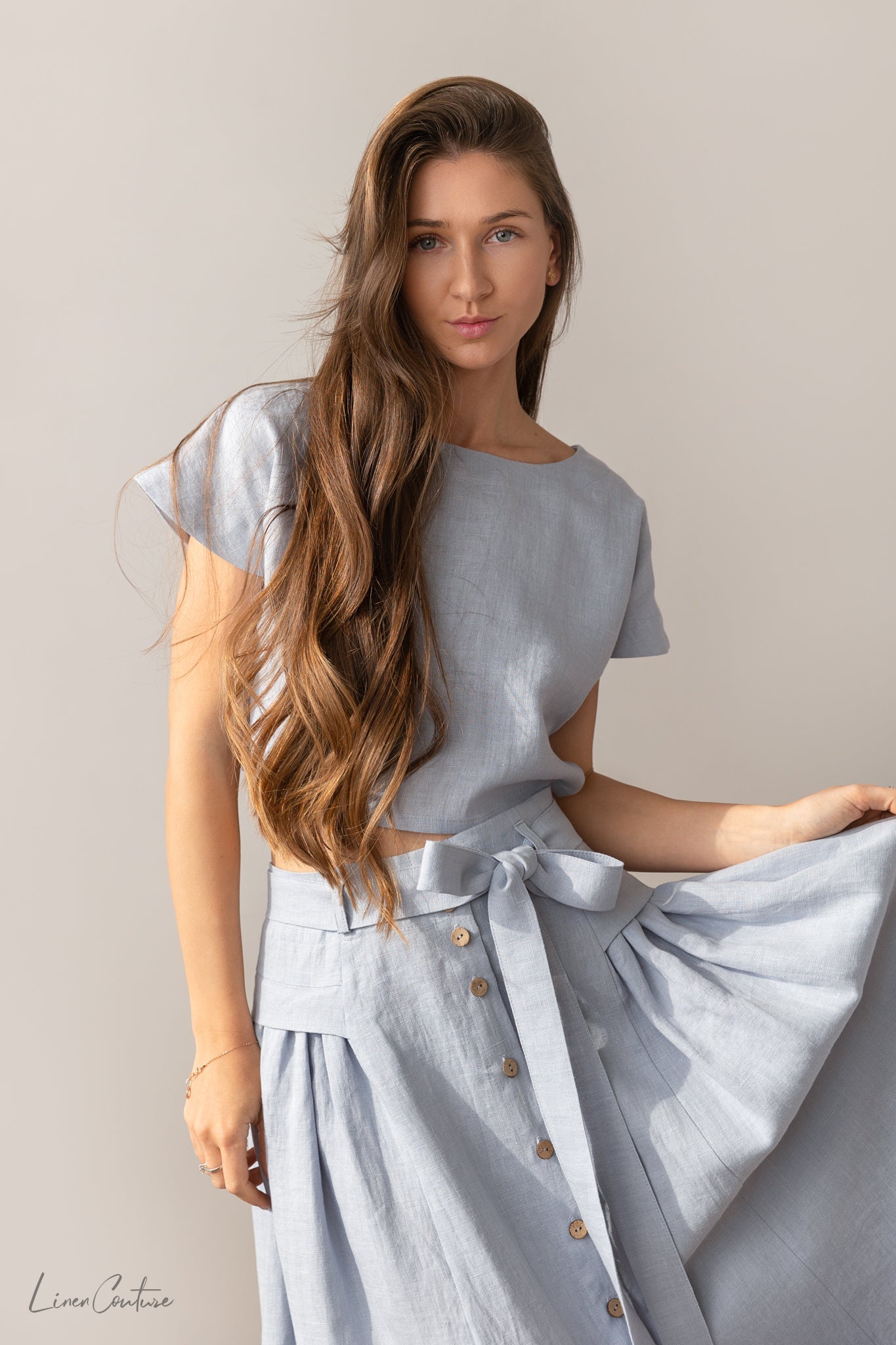 Conjunto de top corto y falda midi de lino rosa pálido Taormina