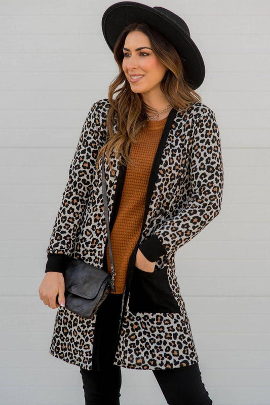 Cárdigan abierto con bolsillo de parche de leopardo negro
