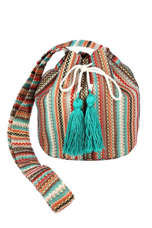 Bolso estilo cubo bohemio con borlas de algodón