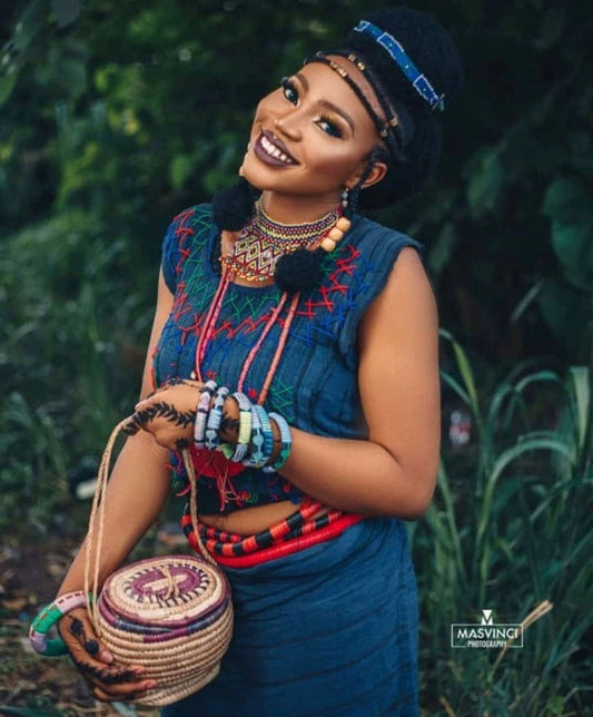 Traje/ropa y accesorios completos para mujeres fulani
